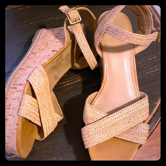 🔥 PERFECT Little Wedges 💕 - Picture 1 of 1